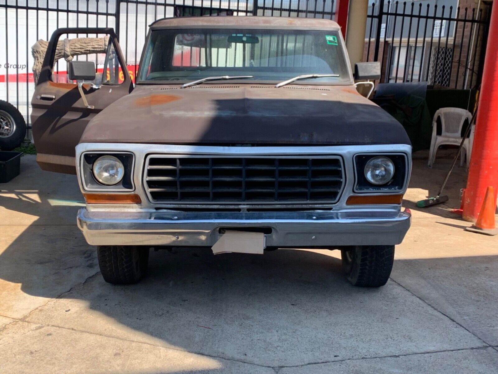 1978 4x4 FORD F100 SHORTBED POWER STEERING AND SLIDING WINDOW