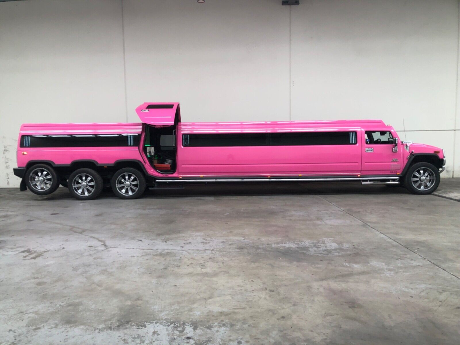 stretch  Hummer limousine